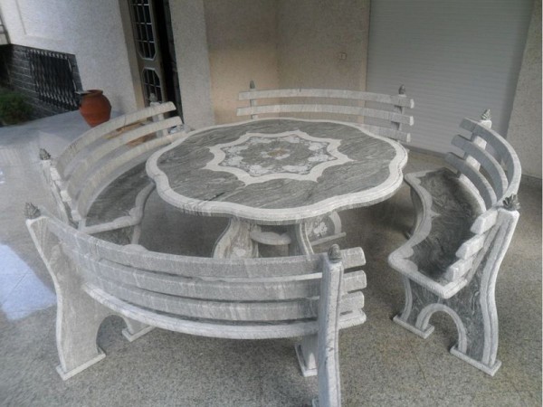 Stół i cztery ławki zrobione z szarego kamienia